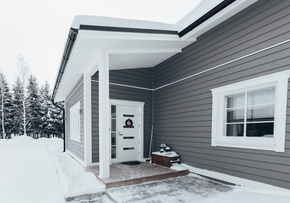 Simons Talo sis&auml;&auml;ntuolo - Simons Hus entre